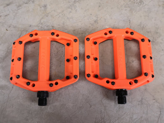 Pedale von Trek, TREK LINE ELITE PLATTFORMPEDALSET / ROARANGE – 113 X 99 MM – 342 G vor USEDBIKES - OB.DE Hintergrund