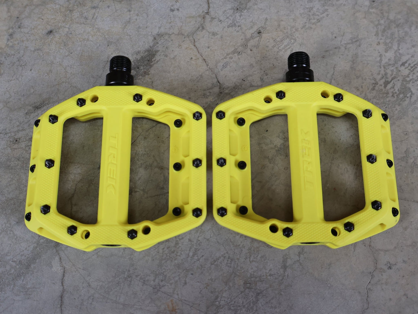Pedale von Trek, TREK LINE ELITE PLATTFORMPEDALSET / VOLT (GELB) – 113 X 99 MM – 342 G vor USEDBIKES - OB.DE Hintergrund