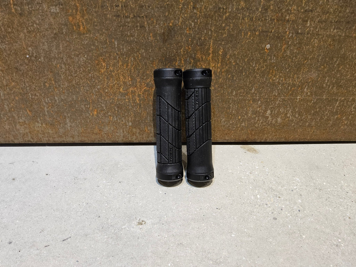 Griffe und Lenkerbänder von Trek, TREK LINE PRO MOUNTAINBIKE GRIFFE / BLACK vor USEDBIKES - OB.DE Hintergrund