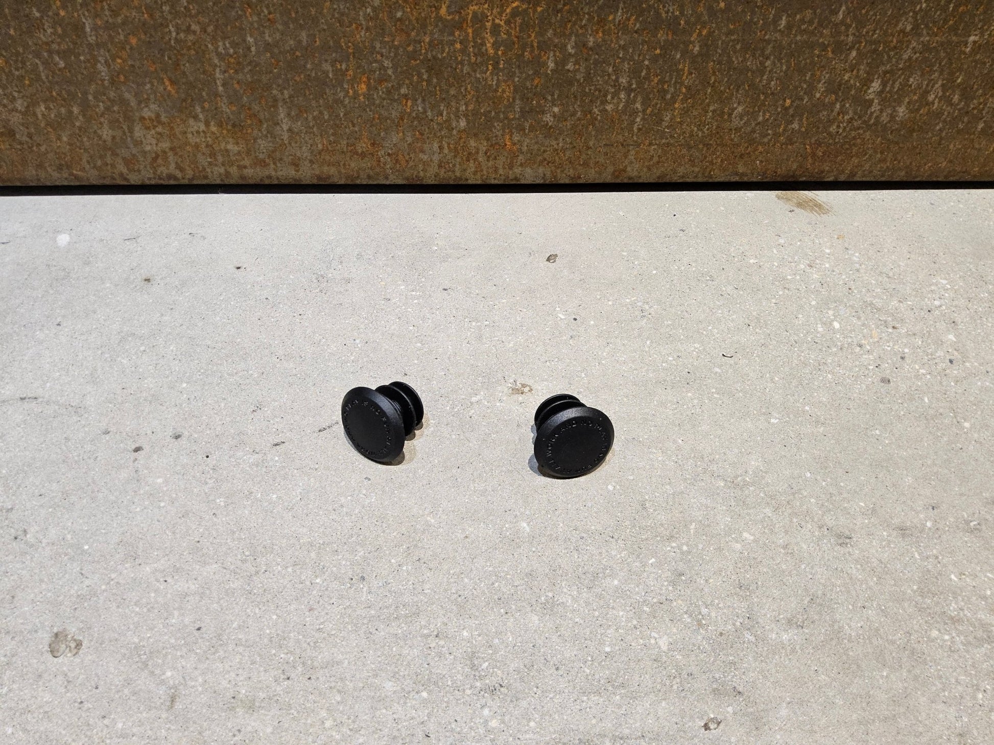 Griffe und Lenkerbänder von Trek, TREK LINE PRO MOUNTAINBIKE GRIFFE / TAN vor USEDBIKES - OB.DE Hintergrund