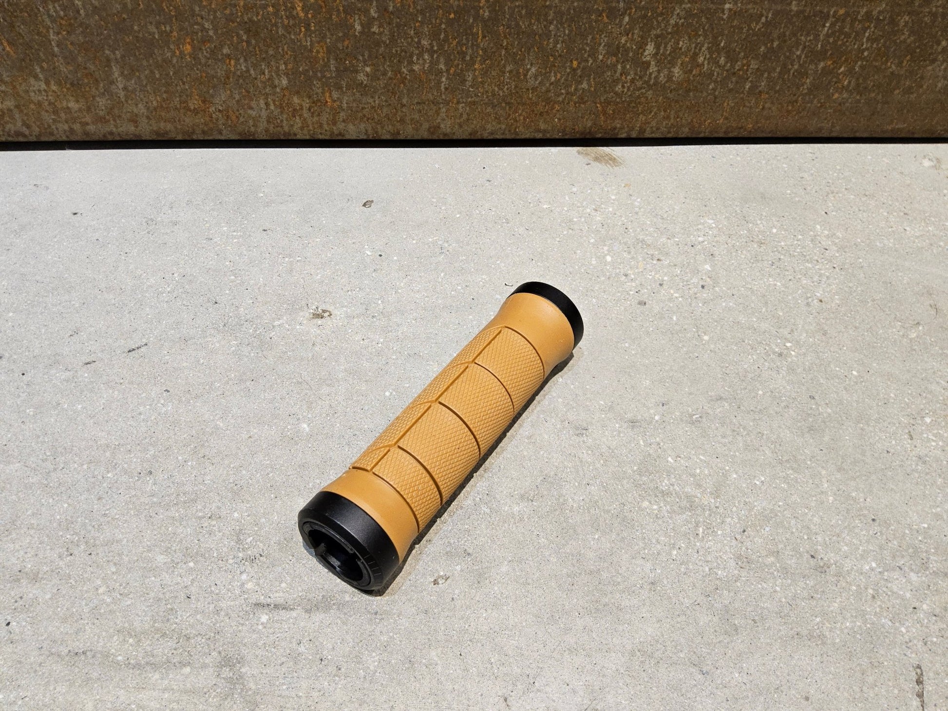 Griffe und Lenkerbänder von Trek, TREK LINE PRO MOUNTAINBIKE GRIFFE / TAN vor USEDBIKES - OB.DE Hintergrund