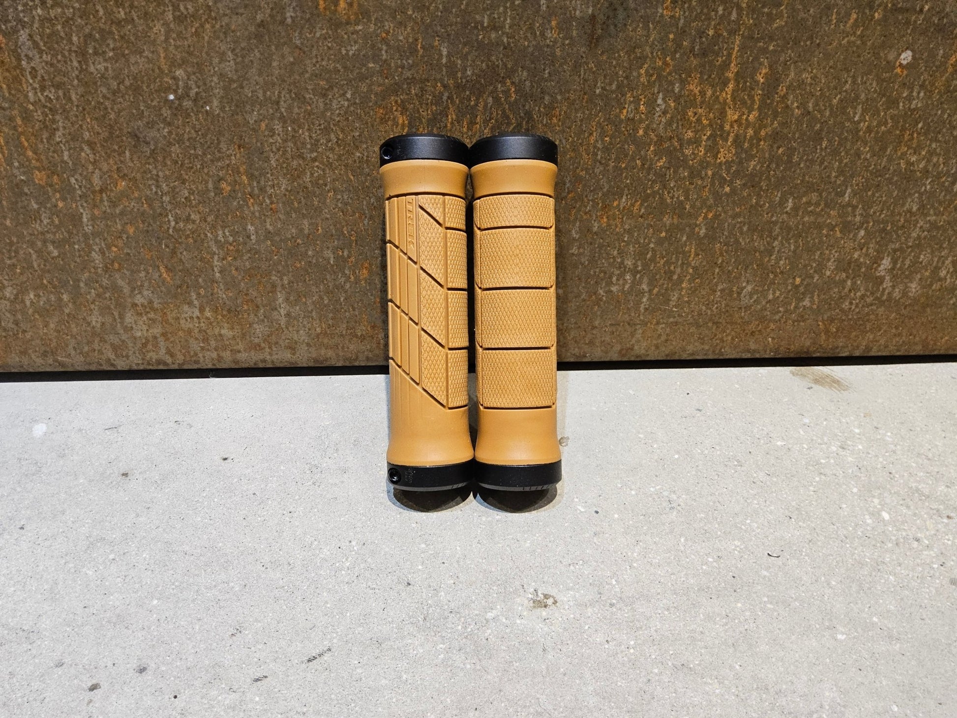 Griffe und Lenkerbänder von Trek, TREK LINE PRO MOUNTAINBIKE GRIFFE / TAN vor USEDBIKES - OB.DE Hintergrund