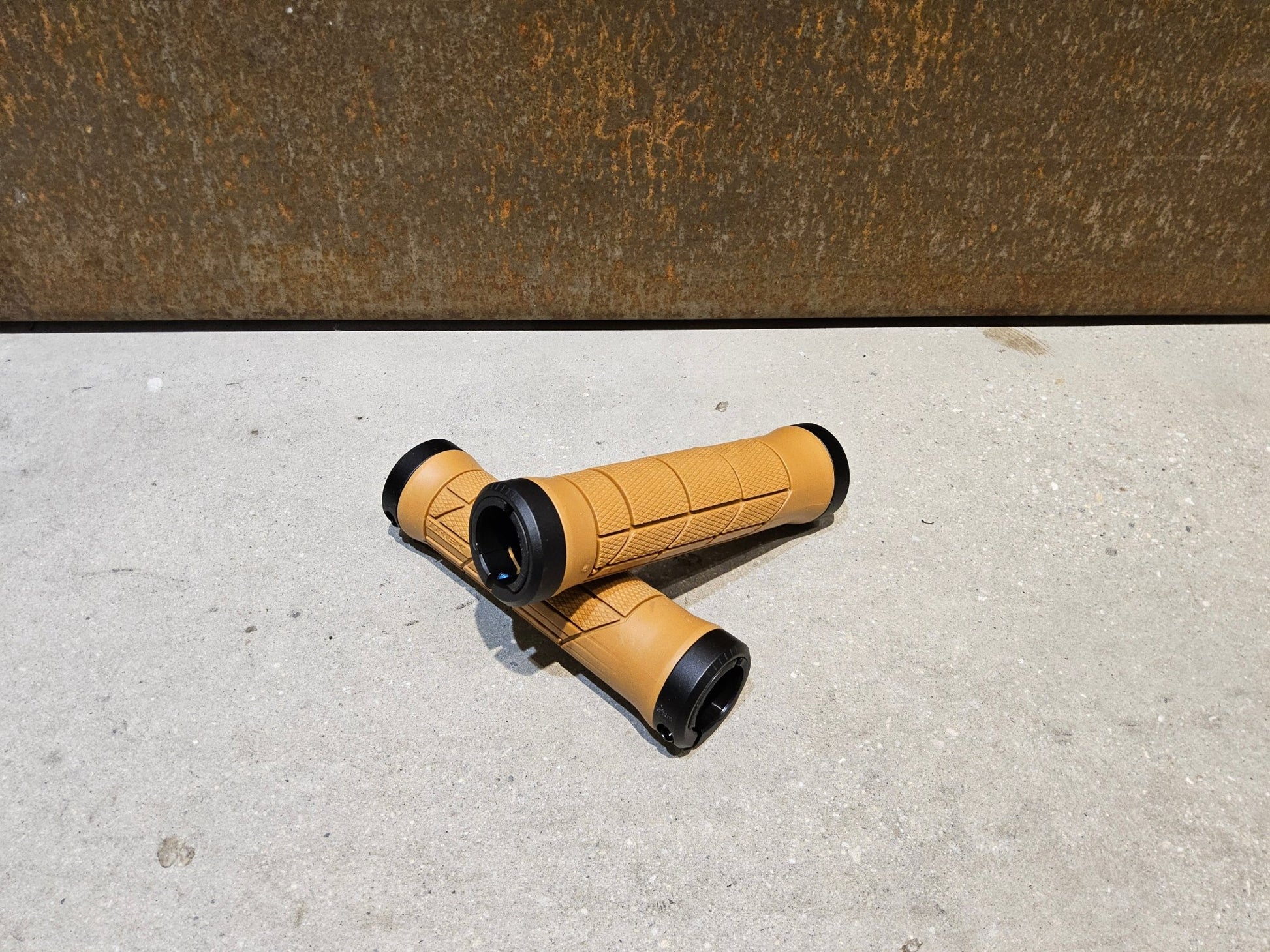 Griffe und Lenkerbänder von Trek, TREK LINE PRO MOUNTAINBIKE GRIFFE / TAN vor USEDBIKES - OB.DE Hintergrund