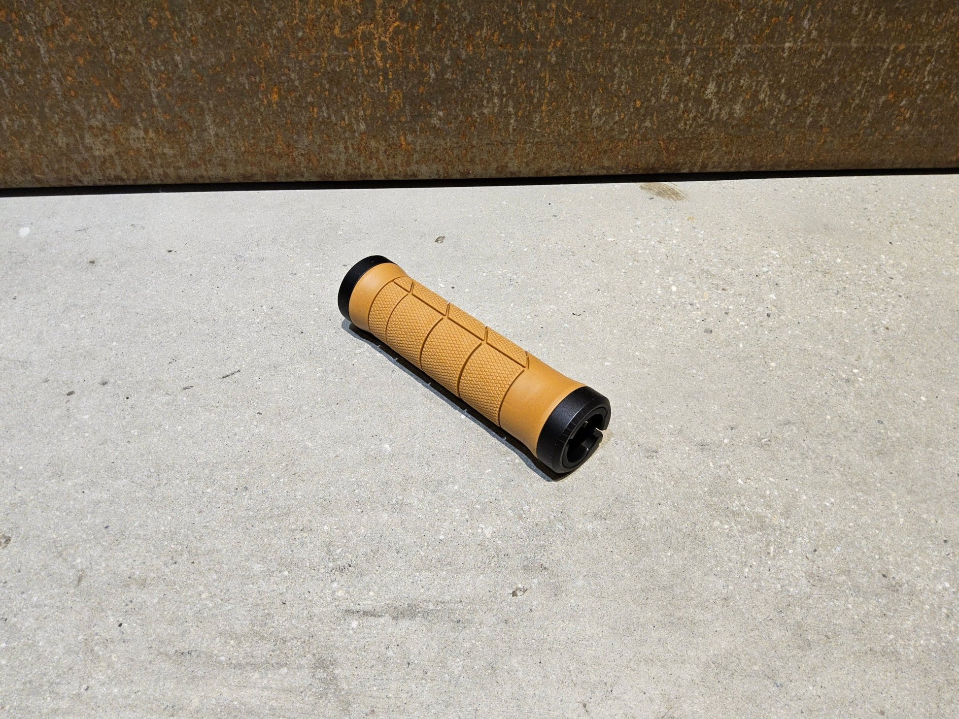 Griffe und Lenkerbänder von Trek, TREK LINE PRO MOUNTAINBIKE GRIFFE / TAN vor USEDBIKES - OB.DE Hintergrund