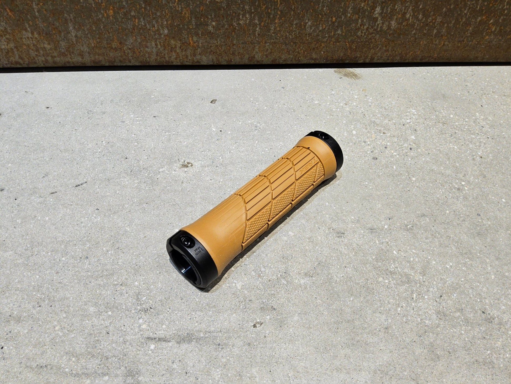 Griffe und Lenkerbänder von Trek, TREK LINE PRO MOUNTAINBIKE GRIFFE / TAN vor USEDBIKES - OB.DE Hintergrund