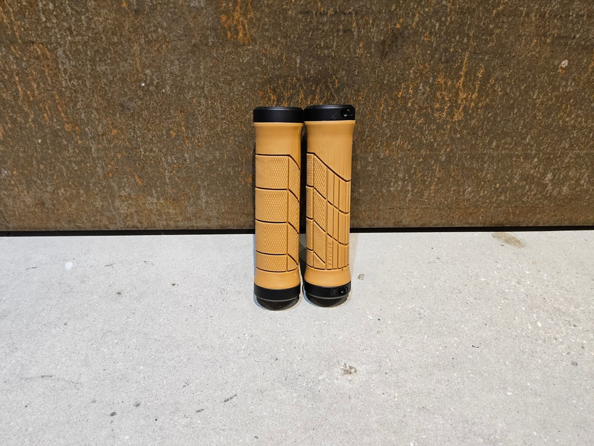 Griffe und Lenkerbänder von Trek, TREK LINE PRO MOUNTAINBIKE GRIFFE / TAN vor USEDBIKES - OB.DE Hintergrund