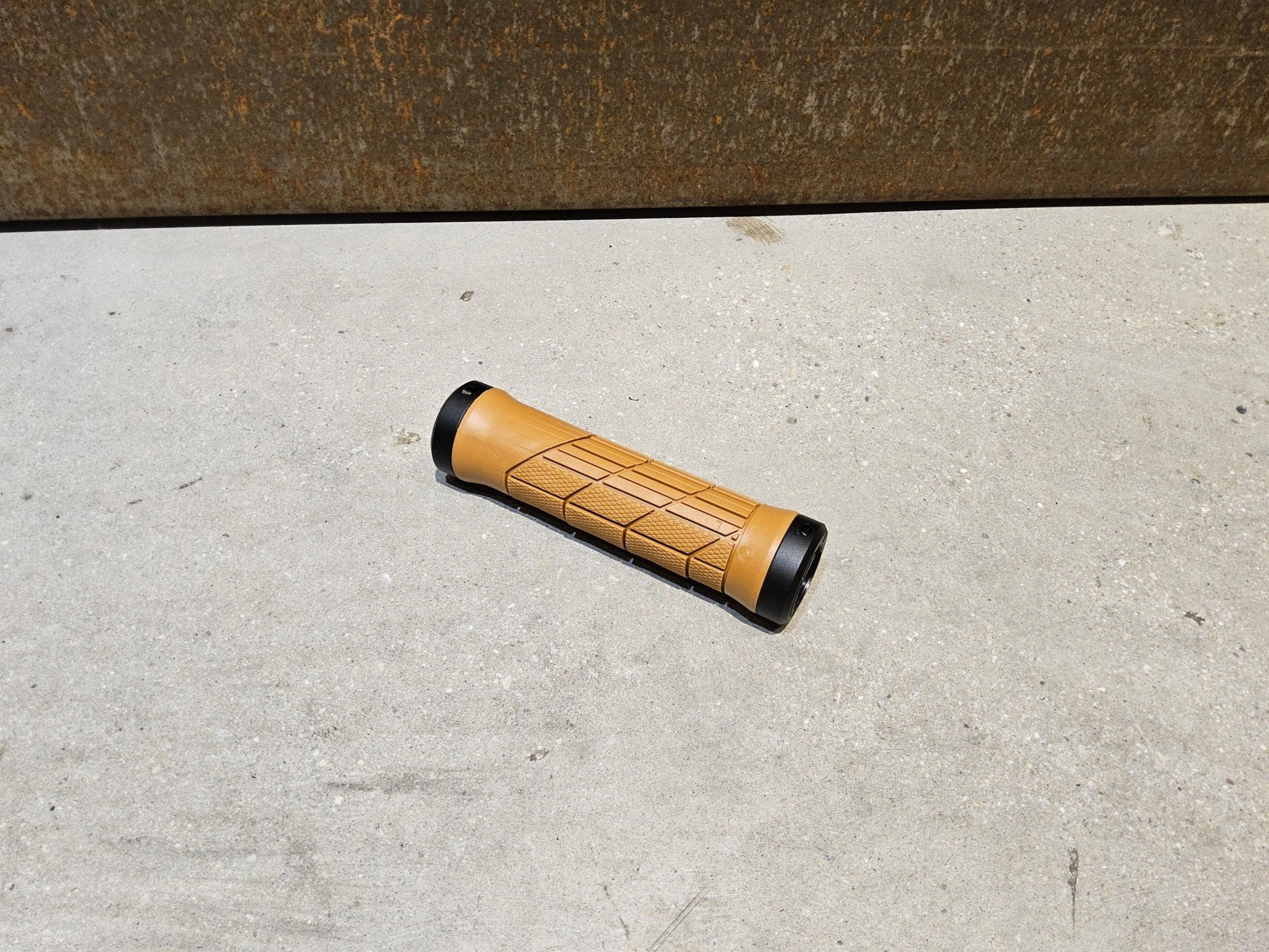 Griffe und Lenkerbänder von Trek, TREK LINE PRO MOUNTAINBIKE GRIFFE / TAN vor USEDBIKES - OB.DE Hintergrund