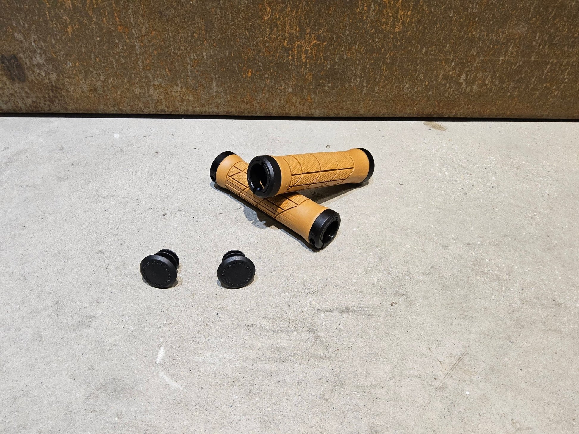 Griffe und Lenkerbänder von Trek, TREK LINE PRO MOUNTAINBIKE GRIFFE / TAN vor USEDBIKES - OB.DE Hintergrund