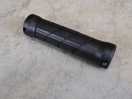 Griffe und Lenkerbänder von Trek, TREK LINE PRO MTB - GRIFFE / 135 MM – DOPPELKLEMMUNG – 32 MM – 148 G vor USEDBIKES - OB.DE Hintergrund