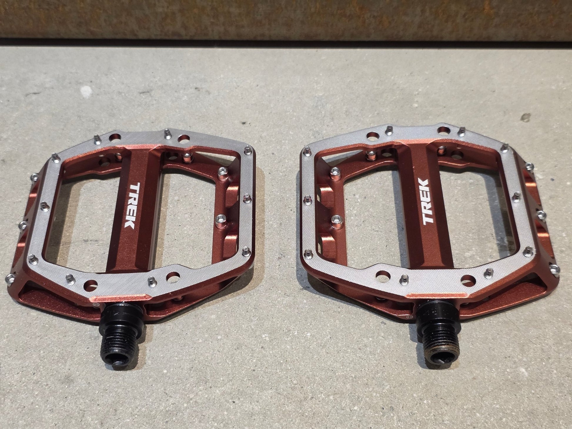 Pedale von Trek, TREK LINE PRO PLATTFORM / MOUNTAINBIKE PEDAL vor USEDBIKES - OB.DE Hintergrund