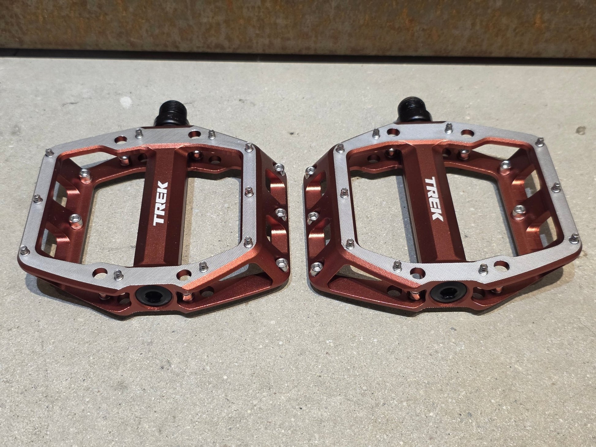 Pedale von Trek, TREK LINE PRO PLATTFORM / MOUNTAINBIKE PEDAL vor USEDBIKES - OB.DE Hintergrund