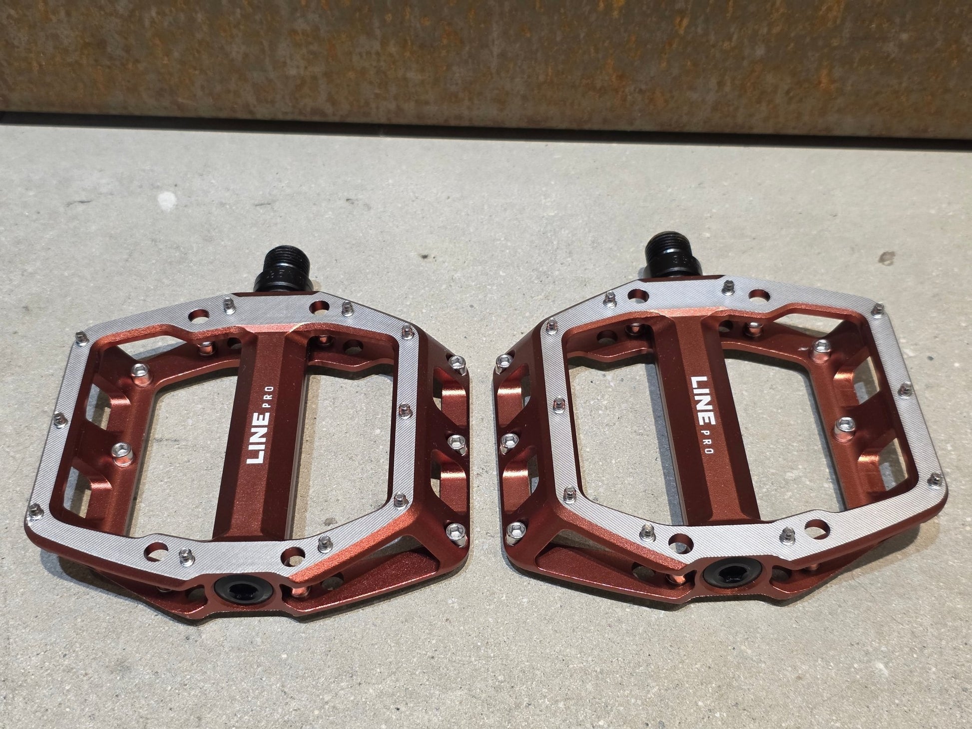 Pedale von Trek, TREK LINE PRO PLATTFORM / MOUNTAINBIKE PEDAL vor USEDBIKES - OB.DE Hintergrund