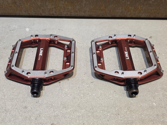 Pedale von Trek, TREK LINE PRO PLATTFORM / MOUNTAINBIKE PEDAL vor USEDBIKES - OB.DE Hintergrund