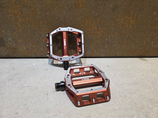 Pedale von Trek, TREK LINE PRO PLATTFORM / MOUNTAINBIKE PEDAL vor USEDBIKES - OB.DE Hintergrund