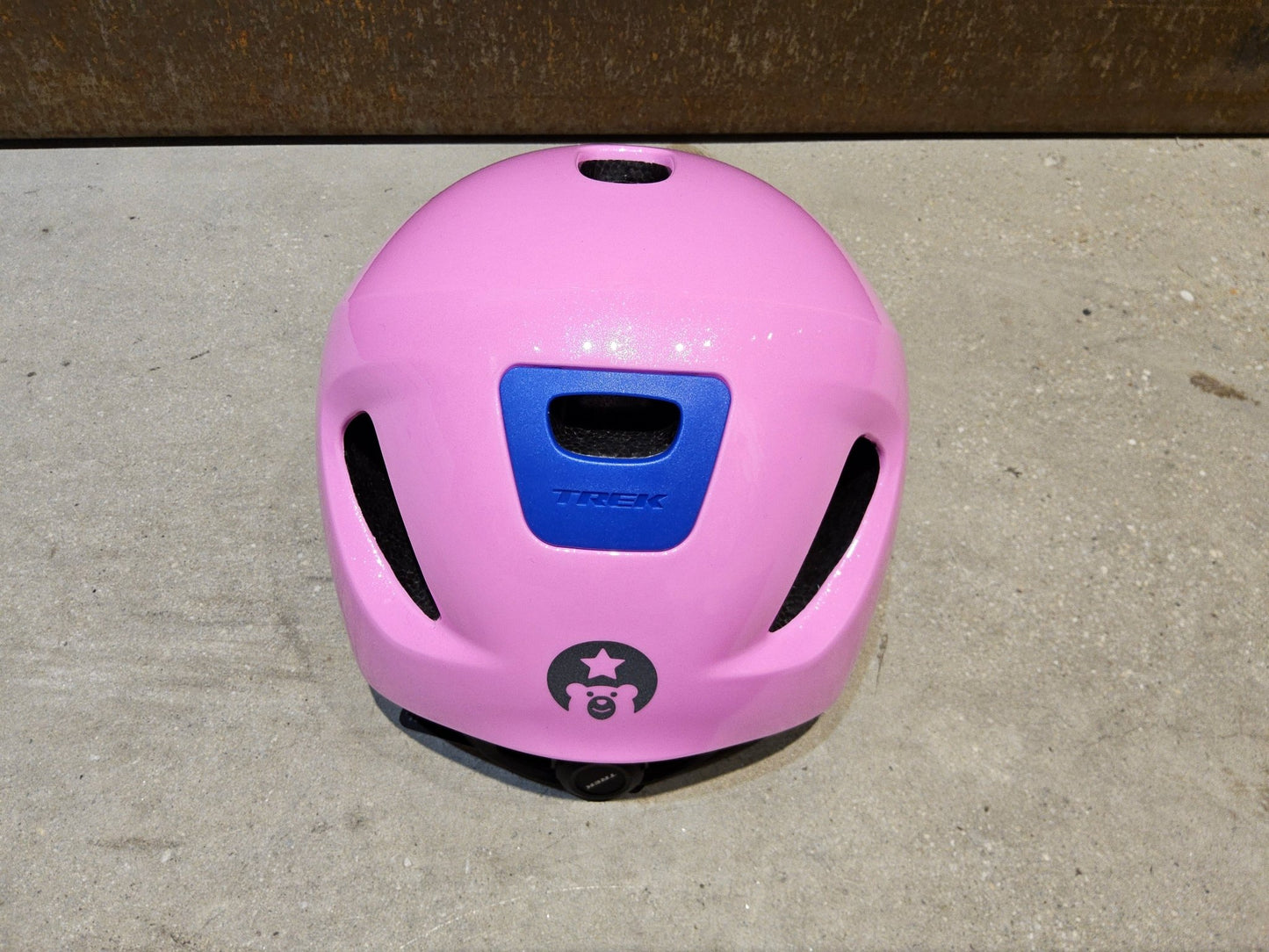 Helme von Trek, TREK LITTLE DIPPER KINDER FAHRRADHELM / PINK FROSTING vor USEDBIKES - OB.DE Hintergrund