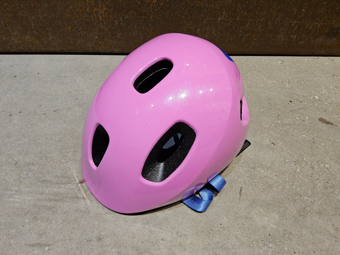 Helme von Trek, TREK LITTLE DIPPER KINDER FAHRRADHELM / PINK FROSTING vor USEDBIKES - OB.DE Hintergrund