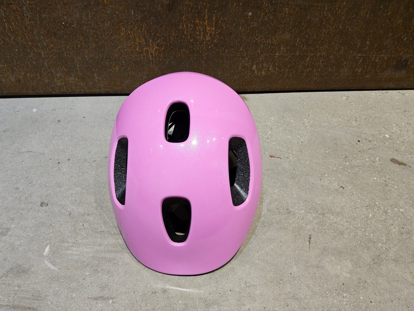 Helme von Trek, TREK LITTLE DIPPER KINDER FAHRRADHELM / PINK FROSTING vor USEDBIKES - OB.DE Hintergrund