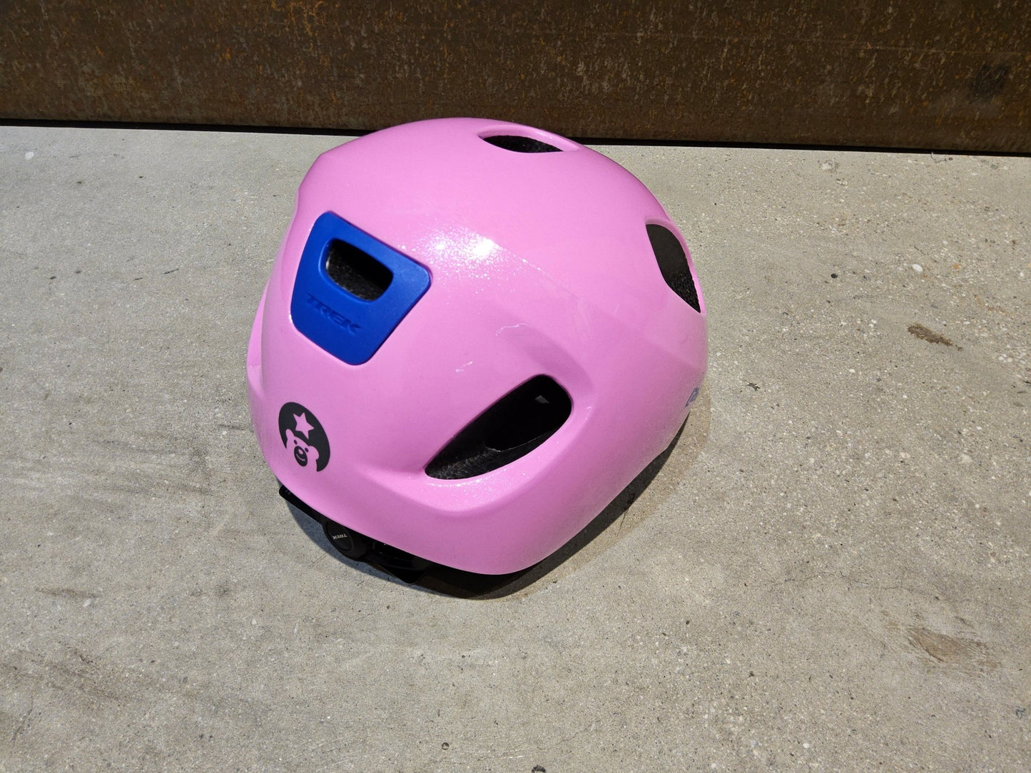Helme von Trek, TREK LITTLE DIPPER KINDER FAHRRADHELM / PINK FROSTING vor USEDBIKES - OB.DE Hintergrund
