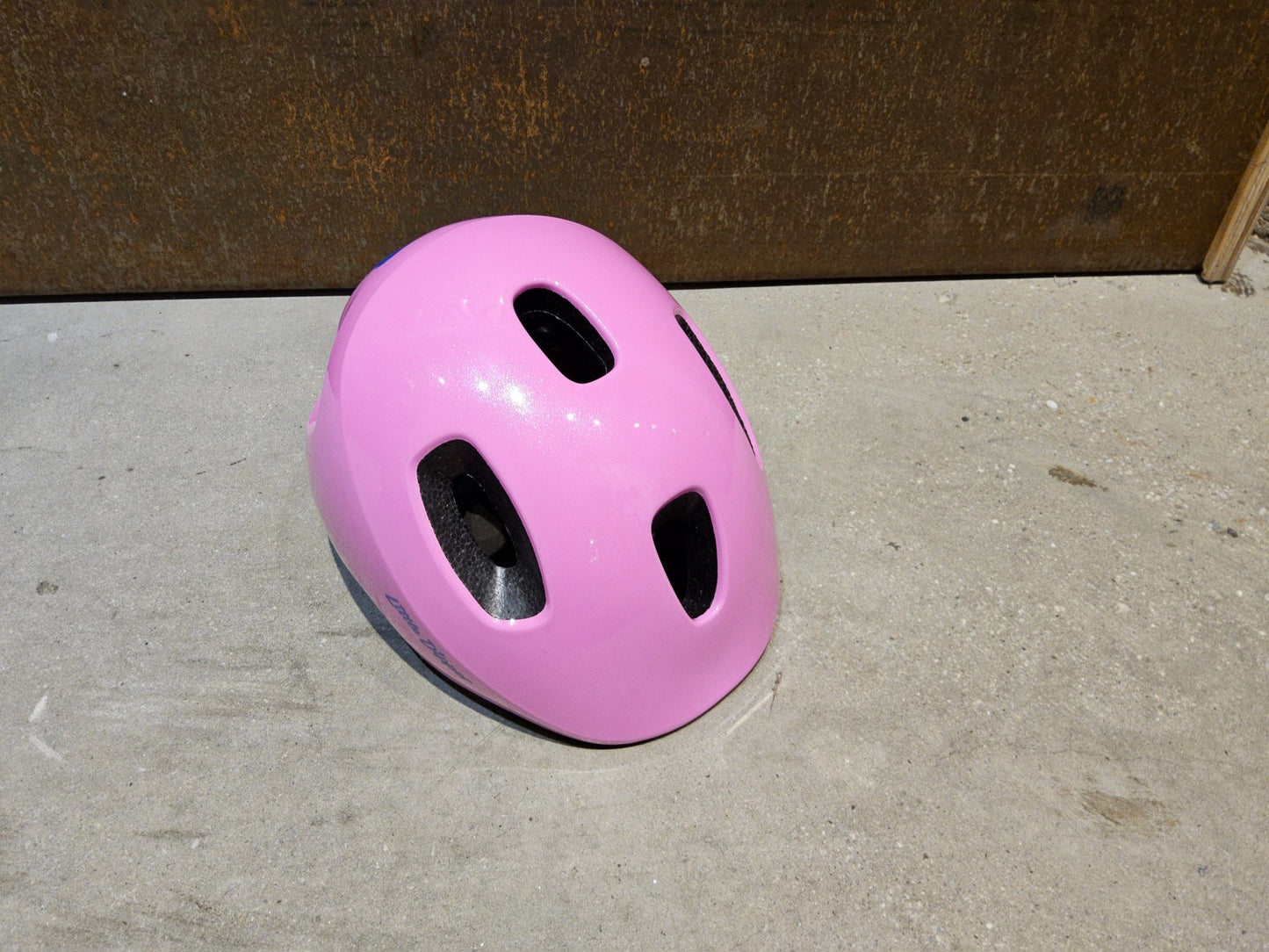Helme von Trek, TREK LITTLE DIPPER KINDER FAHRRADHELM / PINK FROSTING vor USEDBIKES - OB.DE Hintergrund