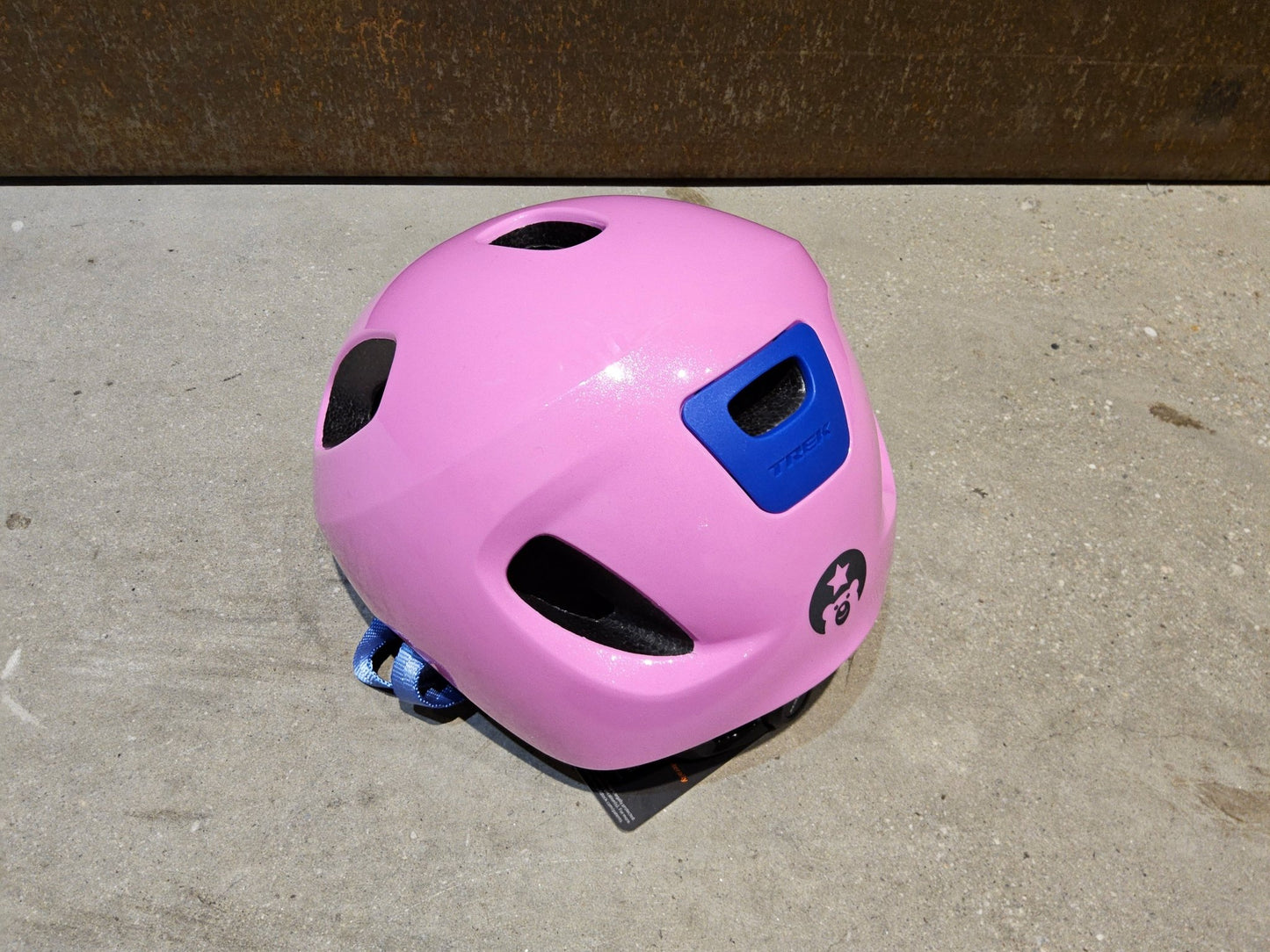 Helme von Trek, TREK LITTLE DIPPER KINDER FAHRRADHELM / PINK FROSTING vor USEDBIKES - OB.DE Hintergrund