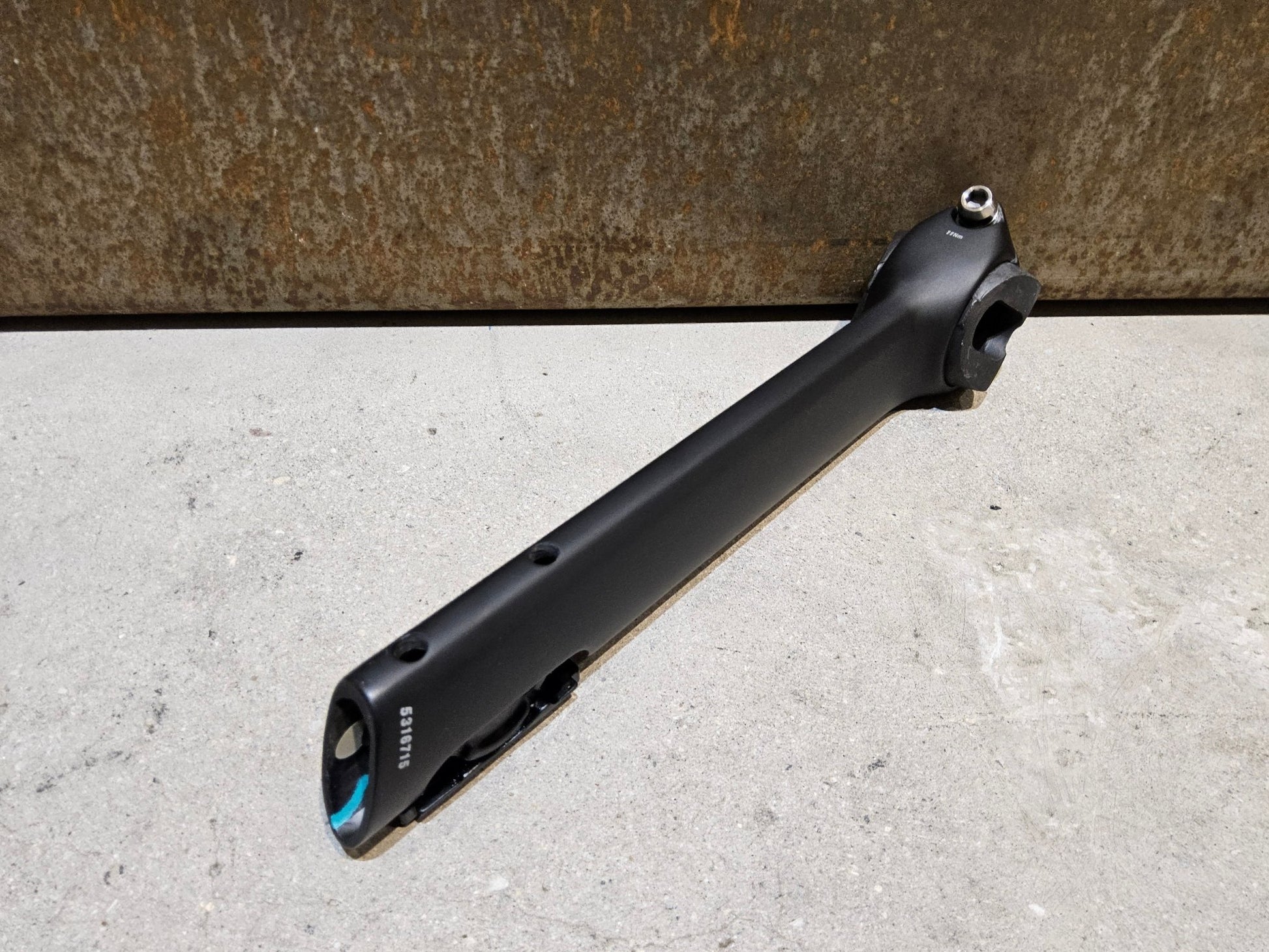 Sattelstütze von Bontrager, TREK MADONE GEN 8 SATTELSTÜTZE / CARBON SMOKE / 190MM / SB 0MM vor USEDBIKES - OB.DE Hintergrund