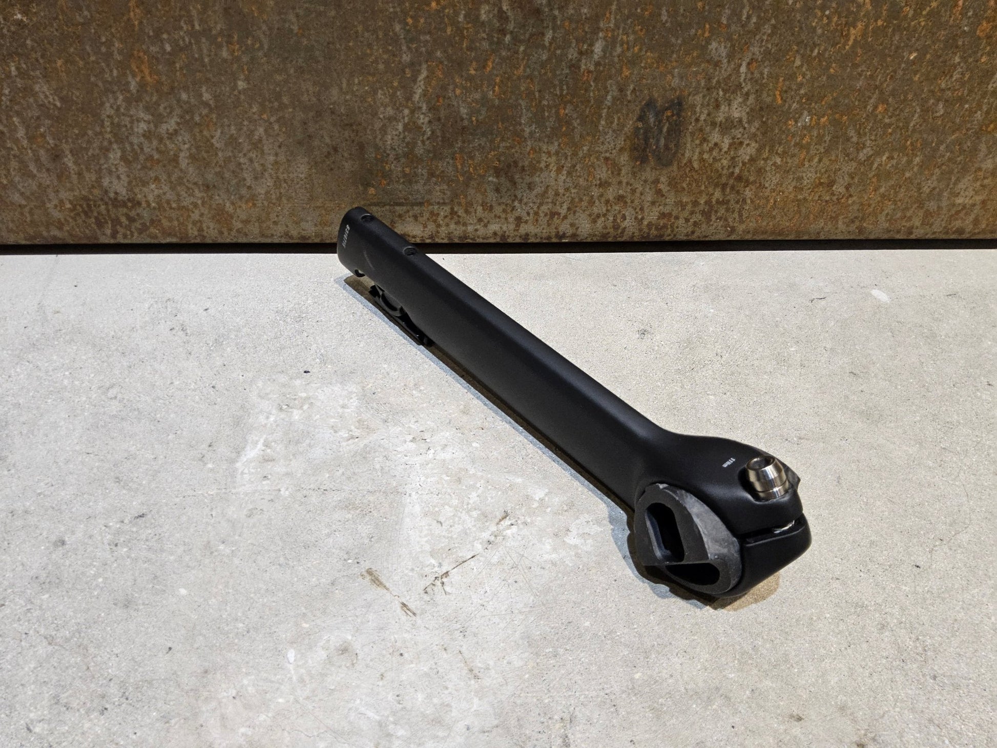 Sattelstütze von Bontrager, TREK MADONE GEN 8 SATTELSTÜTZE / CARBON SMOKE / 190MM / SB 0MM vor USEDBIKES - OB.DE Hintergrund