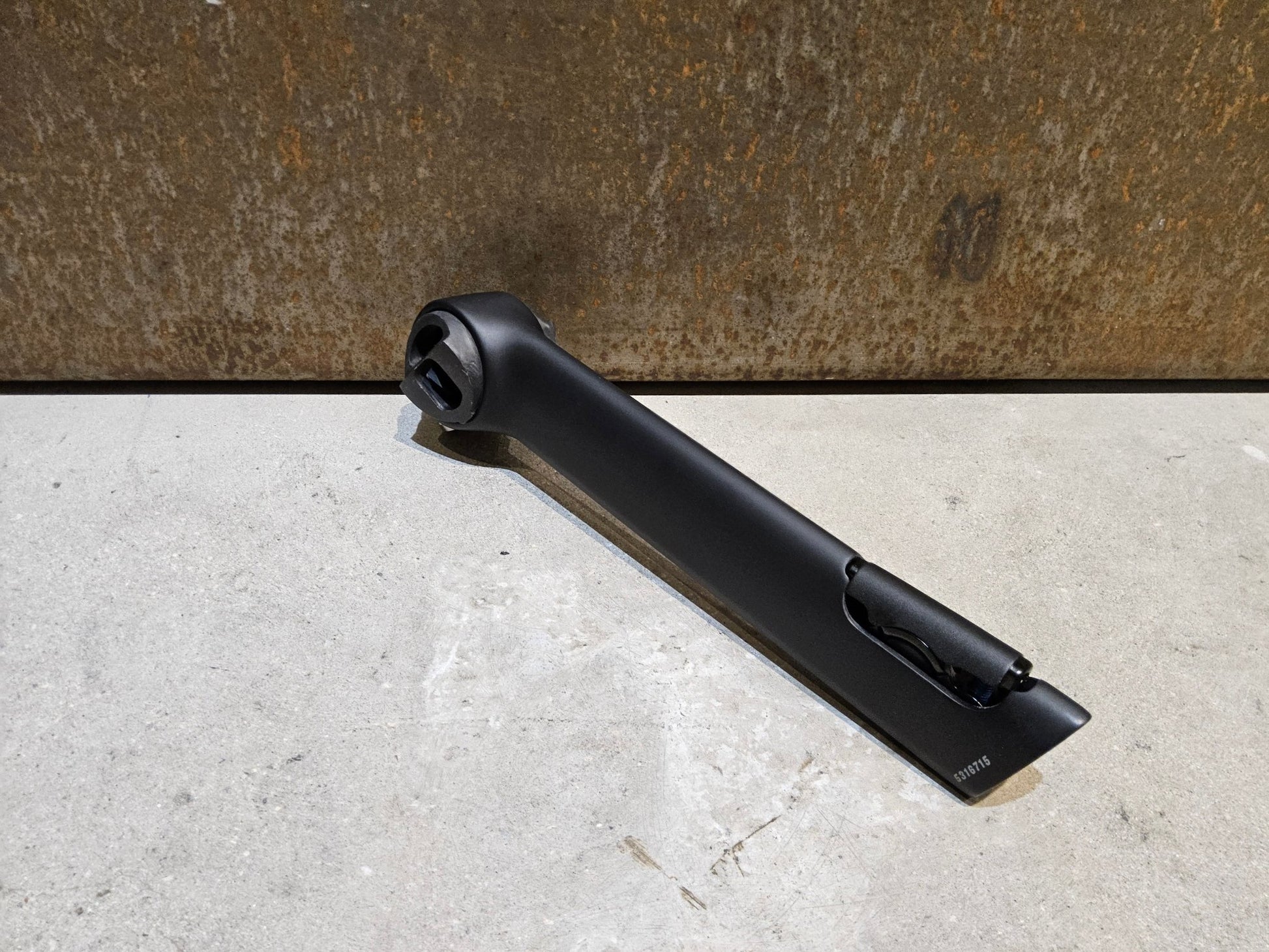 Sattelstütze von Bontrager, TREK MADONE GEN 8 SATTELSTÜTZE / CARBON SMOKE / 190MM / SB 0MM vor USEDBIKES - OB.DE Hintergrund