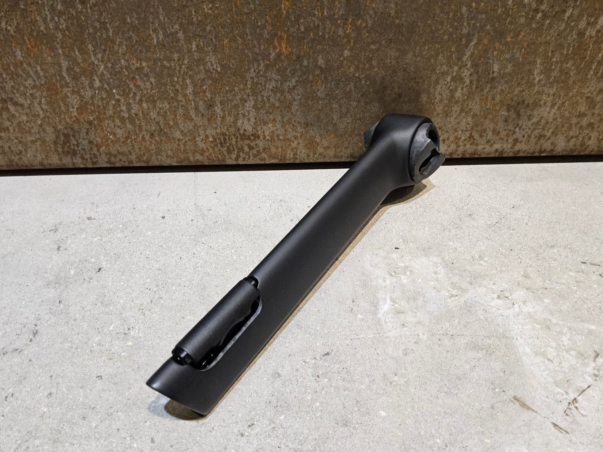 Sattelstütze von Bontrager, TREK MADONE GEN 8 SATTELSTÜTZE / CARBON SMOKE / 190MM / SB 0MM vor USEDBIKES - OB.DE Hintergrund