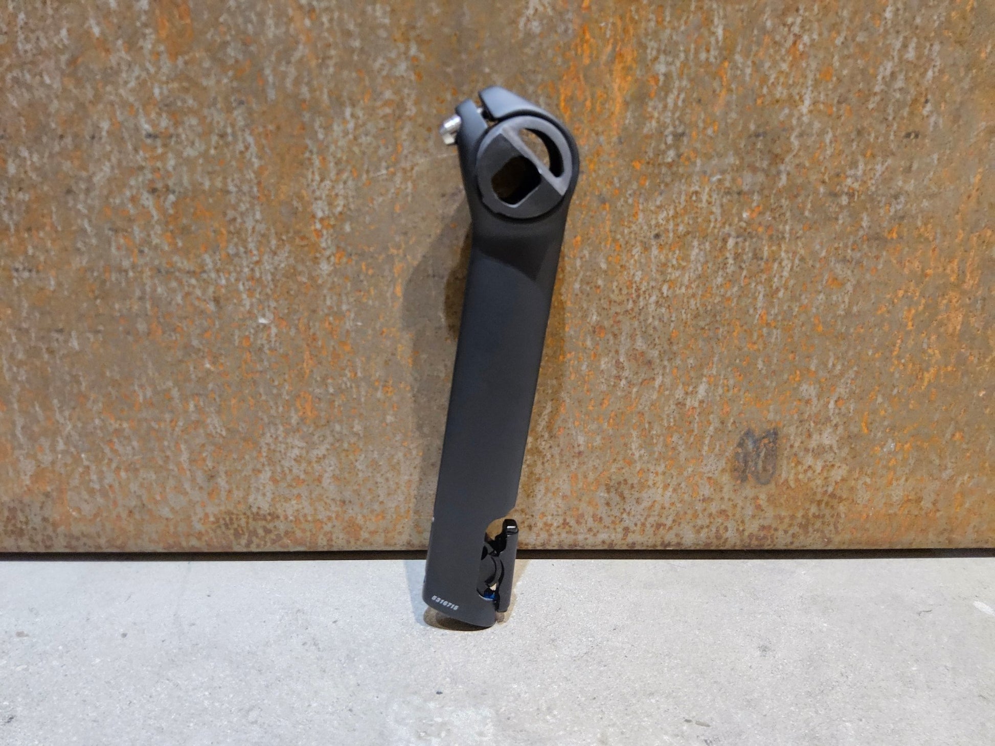 Sattelstütze von Bontrager, TREK MADONE GEN 8 SATTELSTÜTZE / CARBON SMOKE / 190MM / SB 0MM vor USEDBIKES - OB.DE Hintergrund