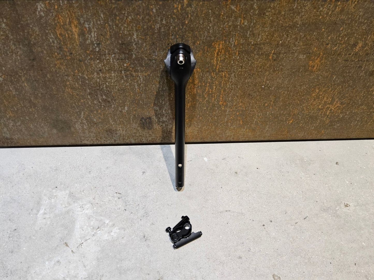 Sattelstütze von Bontrager, TREK MADONE GEN 8 SATTELSTÜTZE / CARBON SMOKE / 190MM / SB 0MM vor USEDBIKES - OB.DE Hintergrund
