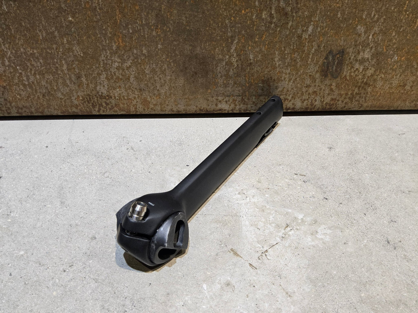 Sattelstütze von Bontrager, TREK MADONE GEN 8 SATTELSTÜTZE / CARBON SMOKE / 190MM / SB 0MM vor USEDBIKES - OB.DE Hintergrund