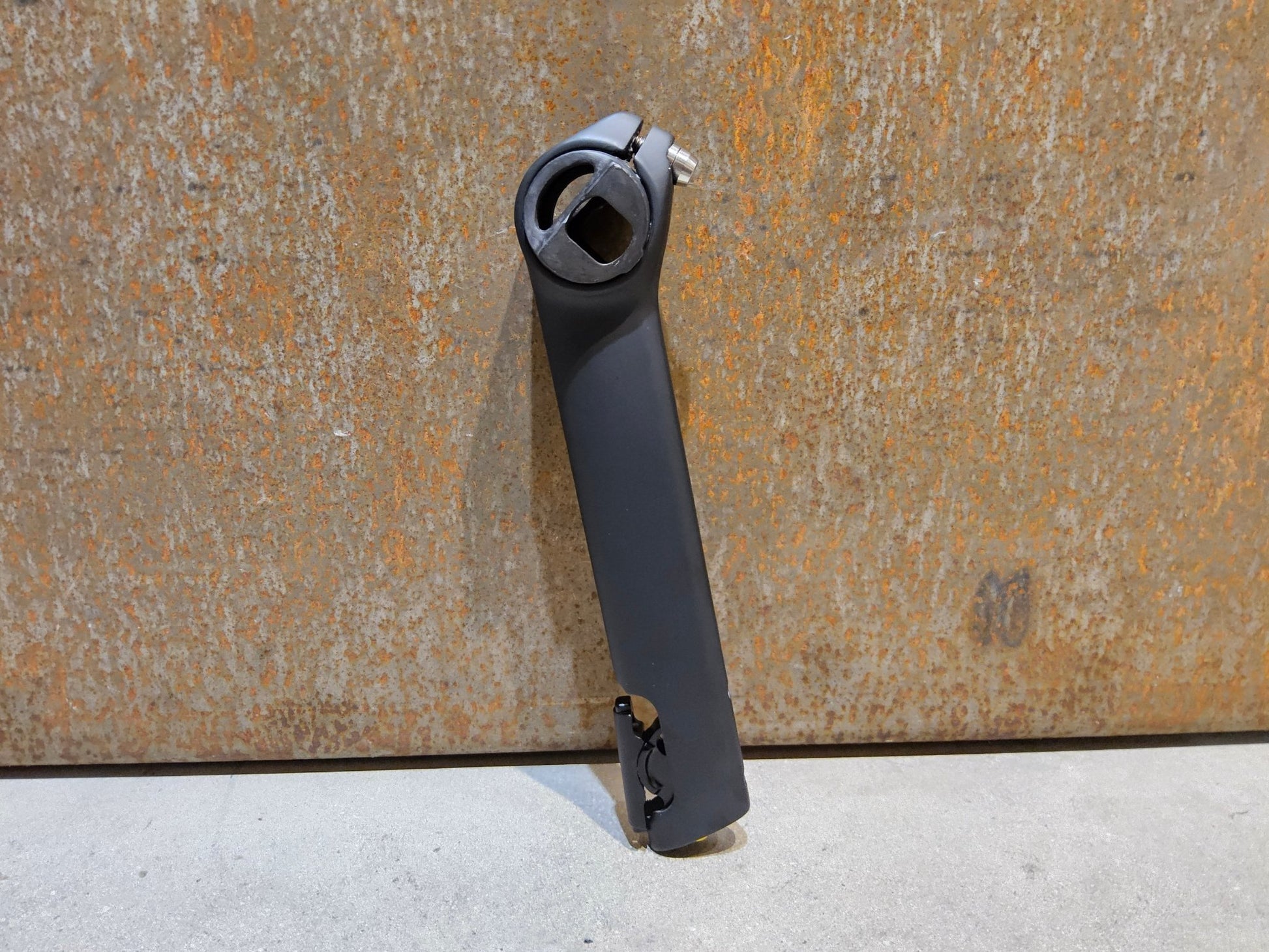 Sattelstütze von Bontrager, TREK MADONE GEN 8 SATTELSTÜTZE / CARBON SMOKE / 190MM / SB 0MM vor USEDBIKES - OB.DE Hintergrund