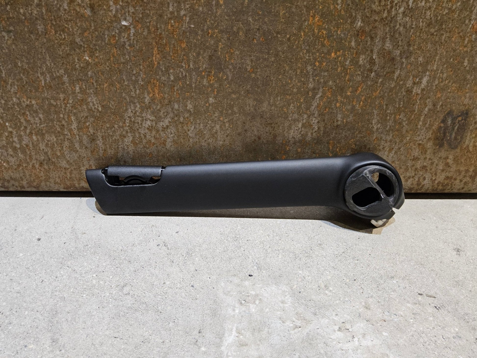 Sattelstütze von Bontrager, TREK MADONE GEN 8 SATTELSTÜTZE / CARBON SMOKE / 190MM / SB 0MM vor USEDBIKES - OB.DE Hintergrund