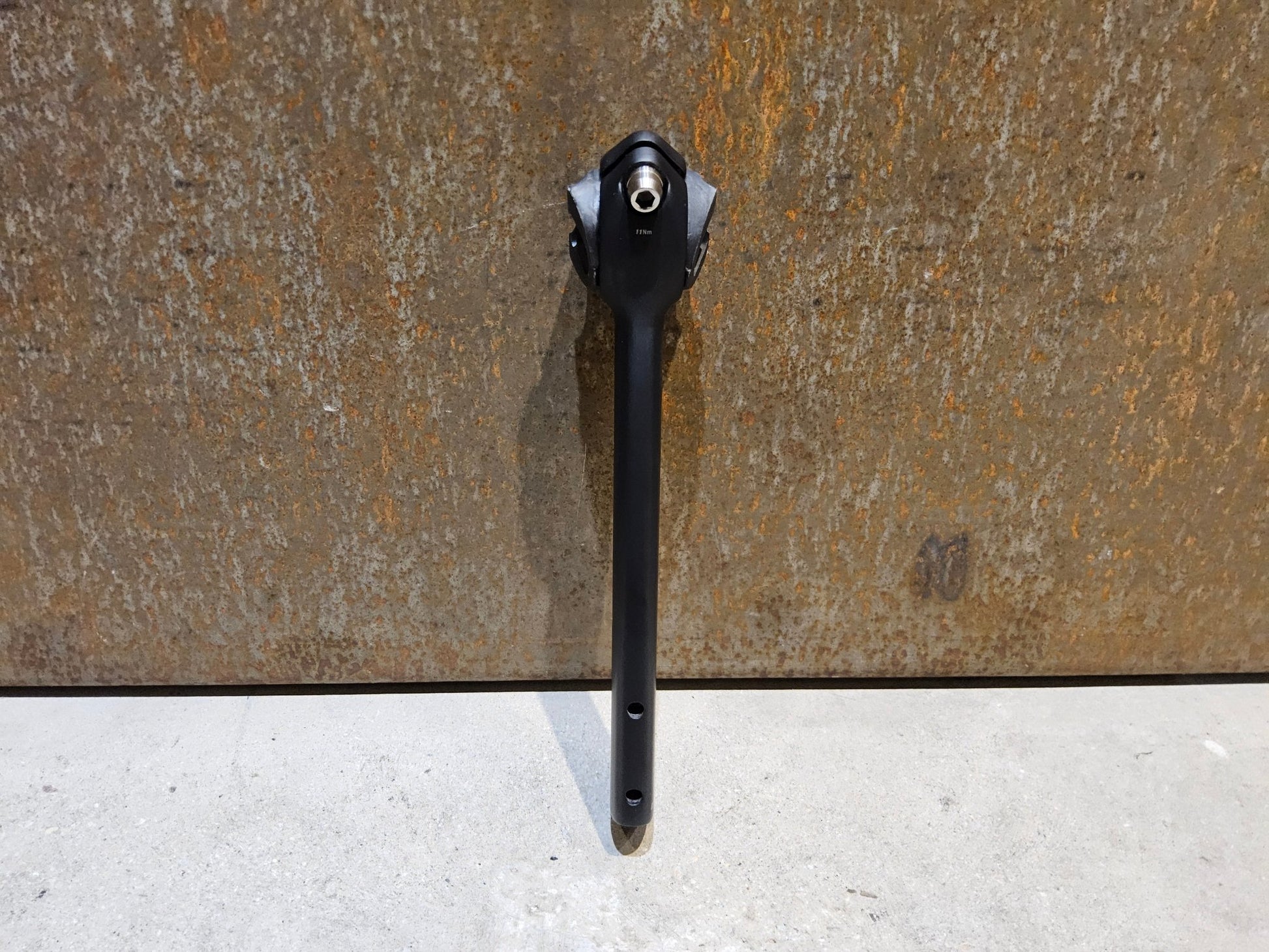 Sattelstütze von Bontrager, TREK MADONE GEN 8 SATTELSTÜTZE / CARBON SMOKE / 190MM / SB 0MM vor USEDBIKES - OB.DE Hintergrund