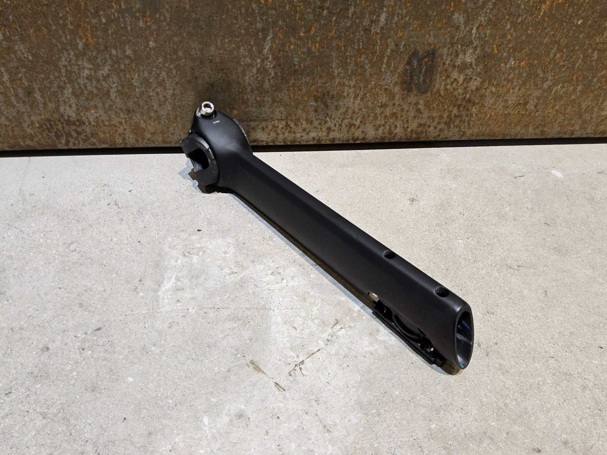 Sattelstütze von Bontrager, TREK MADONE GEN 8 SATTELSTÜTZE / CARBON SMOKE / 190MM / SB 0MM vor USEDBIKES - OB.DE Hintergrund