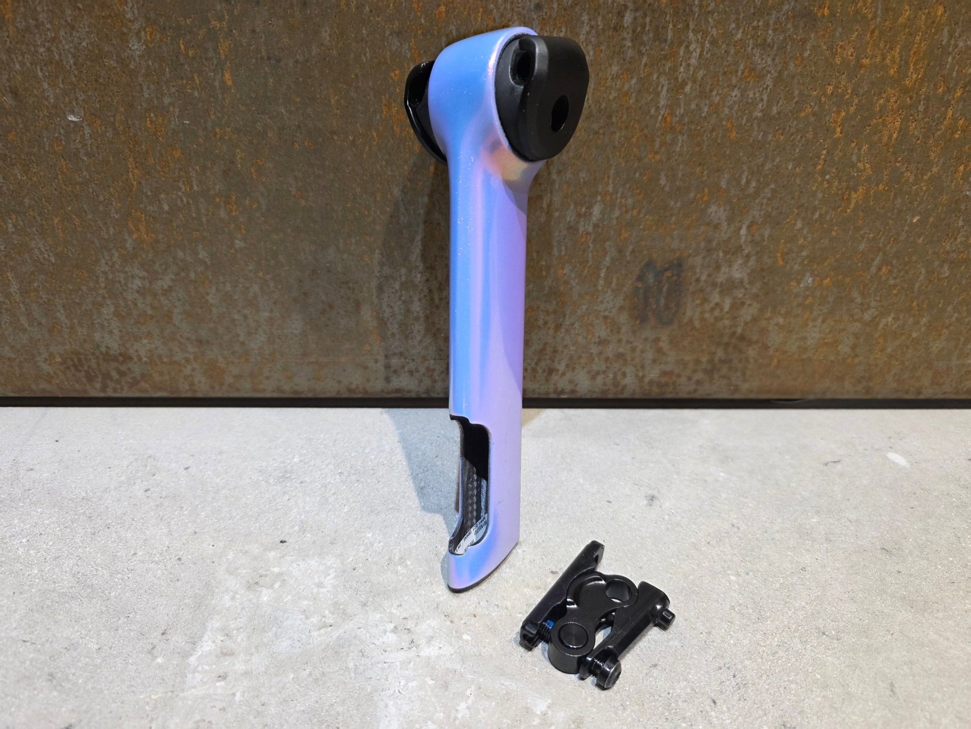 Sattelstütze von Bontrager, TREK MADONE GEN 8 SATTELSTÜTZE / TETE DE LA COURSE / 150MM / SB 0MM vor USEDBIKES - OB.DE Hintergrund