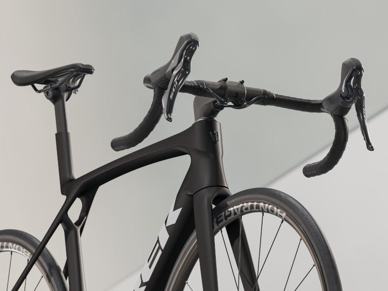 Rennrad von Trek, TREK MADONE SL 5 GEN 8 / MATTE DEEP SMOKE / XL vor USEDBIKES - OB.DE Hintergrund