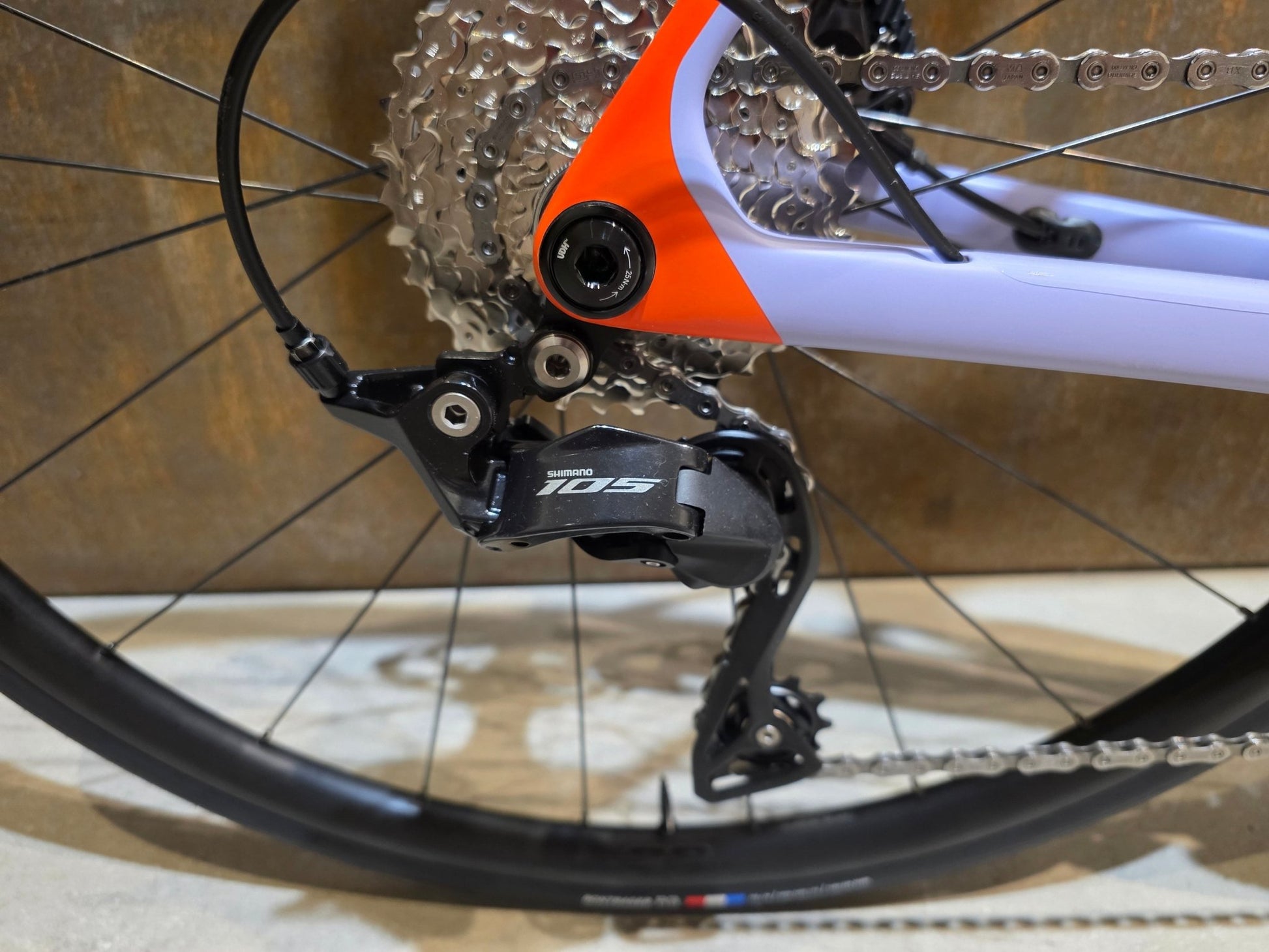 Rennrad von Trek, TREK MADONE SL 5 GEN 8 / MATTE LAVENDER HAZE / L vor USEDBIKES - OB.DE Hintergrund