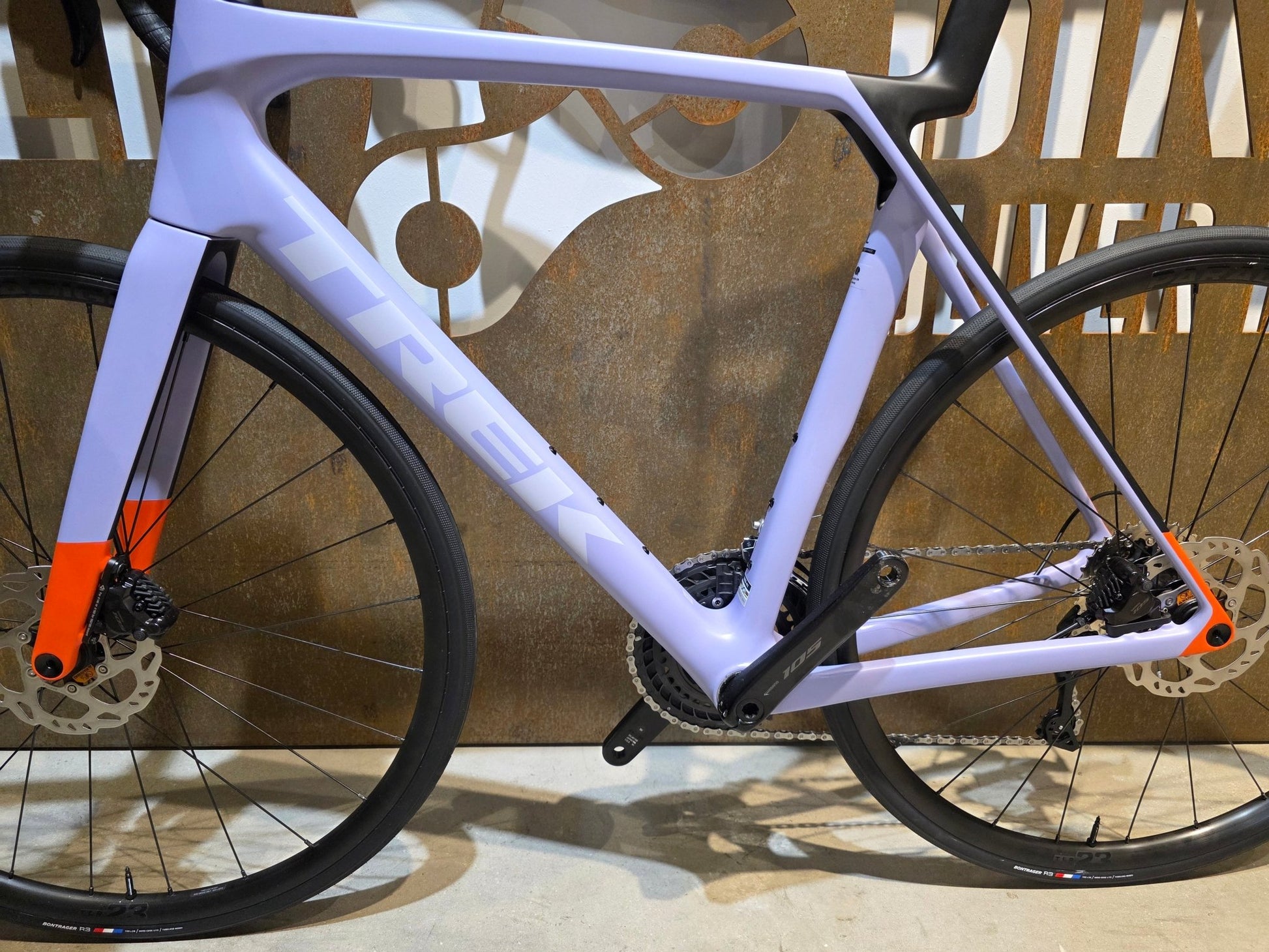 Rennrad von Trek, TREK MADONE SL 5 GEN 8 / MATTE LAVENDER HAZE / L vor USEDBIKES - OB.DE Hintergrund