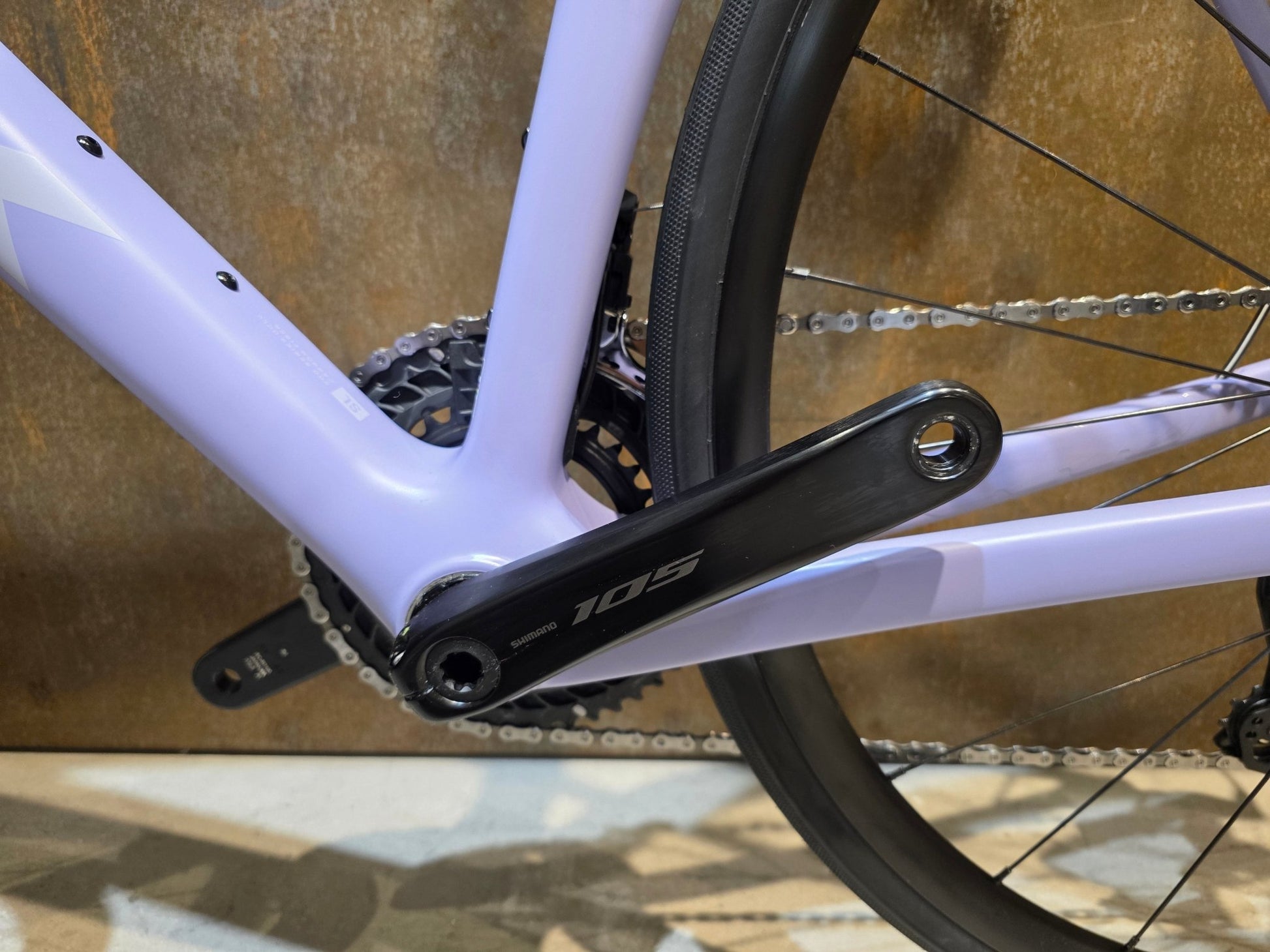 Rennrad von Trek, TREK MADONE SL 5 GEN 8 / MATTE LAVENDER HAZE / L vor USEDBIKES - OB.DE Hintergrund