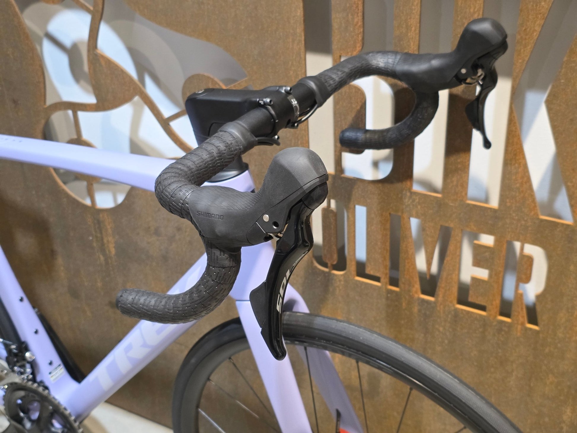 Rennrad von Trek, TREK MADONE SL 5 GEN 8 / MATTE LAVENDER HAZE / L vor USEDBIKES - OB.DE Hintergrund