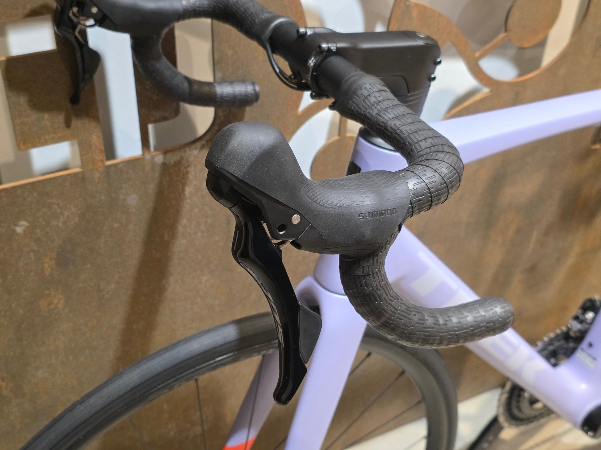 Rennrad von Trek, TREK MADONE SL 5 GEN 8 / MATTE LAVENDER HAZE / L vor USEDBIKES - OB.DE Hintergrund