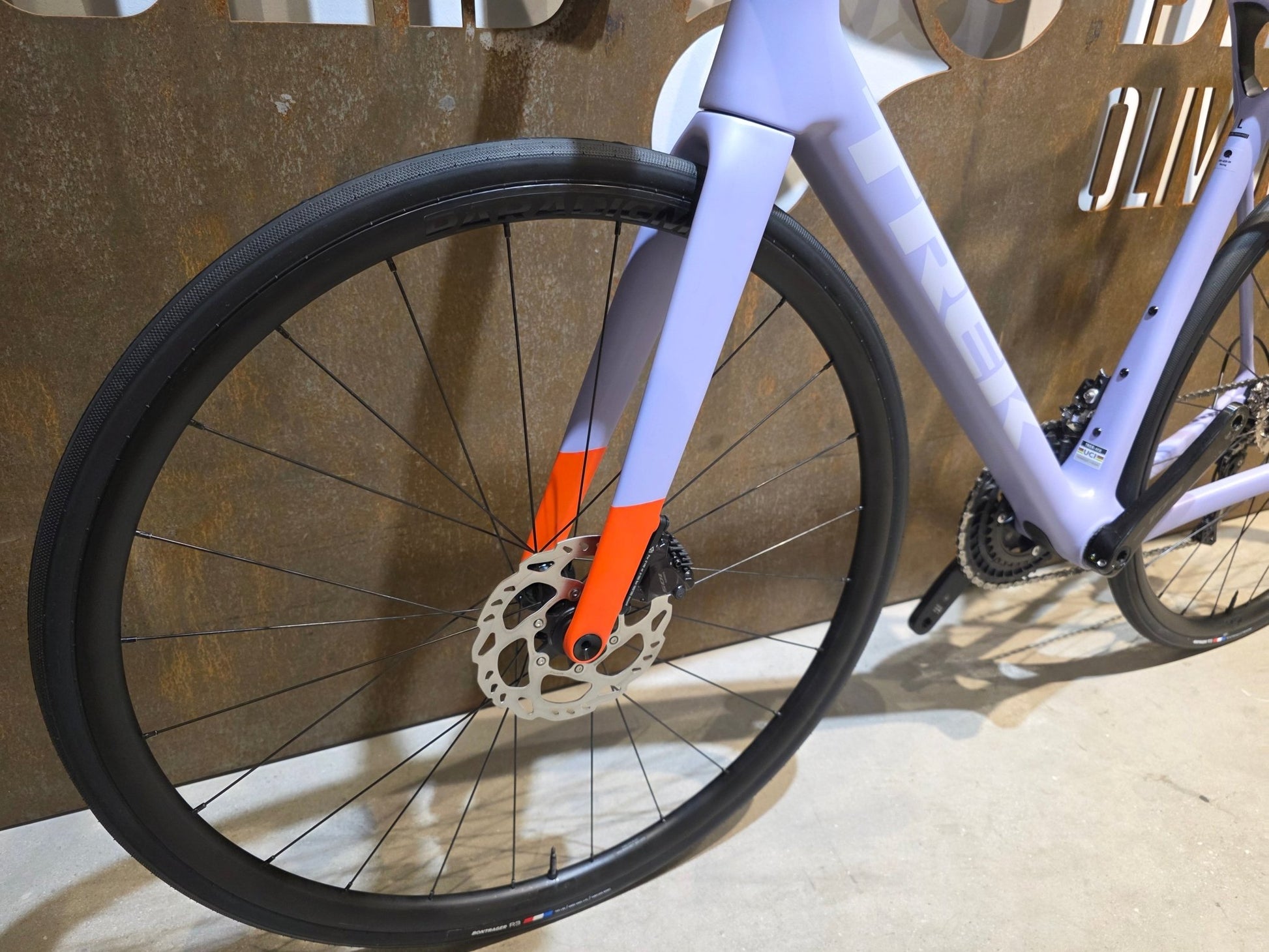 Rennrad von Trek, TREK MADONE SL 5 GEN 8 / MATTE LAVENDER HAZE / L vor USEDBIKES - OB.DE Hintergrund