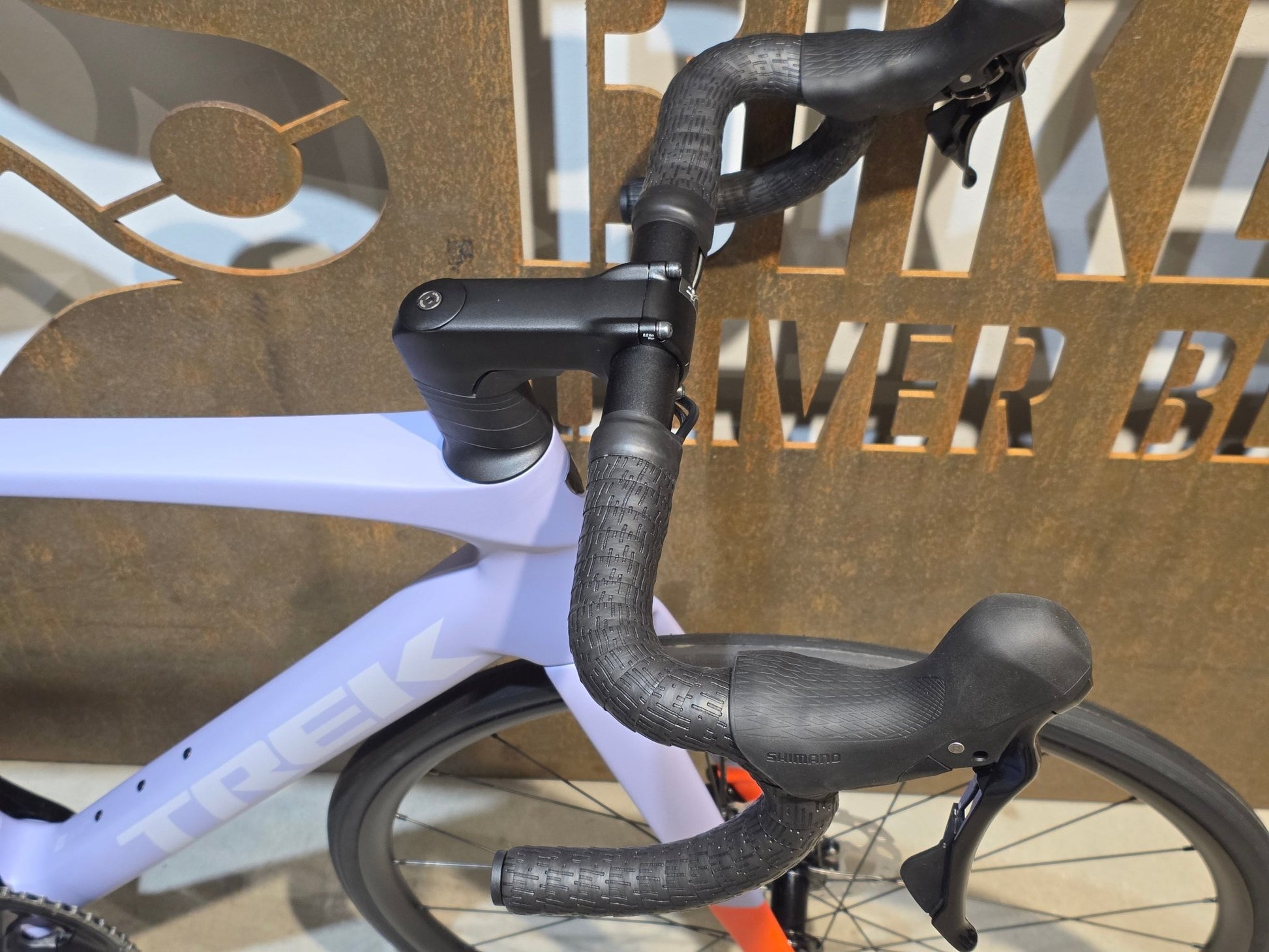 Rennrad von Trek, TREK MADONE SL 5 GEN 8 / MATTE LAVENDER HAZE / L vor USEDBIKES - OB.DE Hintergrund