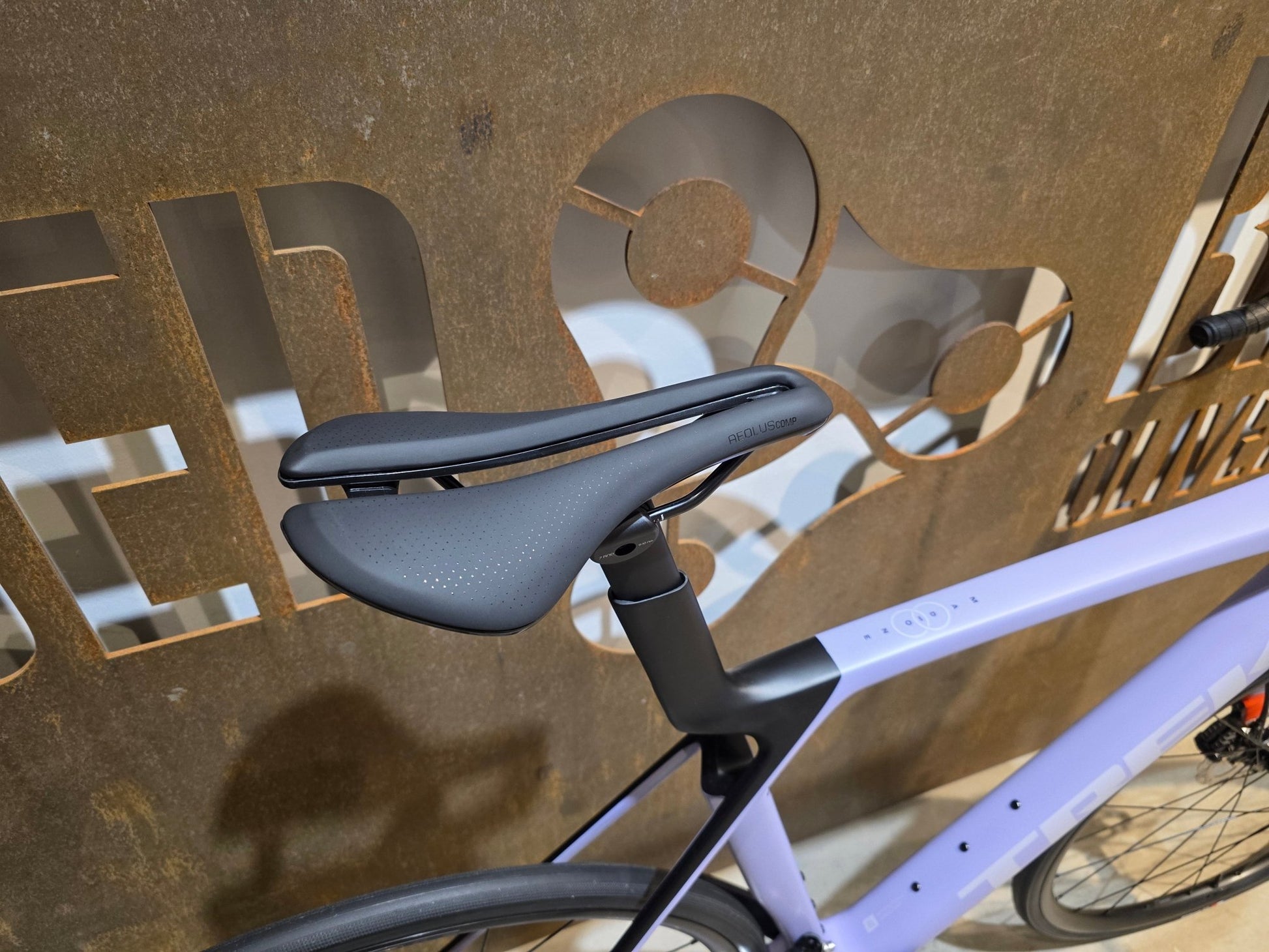 Rennrad von Trek, TREK MADONE SL 5 GEN 8 / MATTE LAVENDER HAZE / L vor USEDBIKES - OB.DE Hintergrund