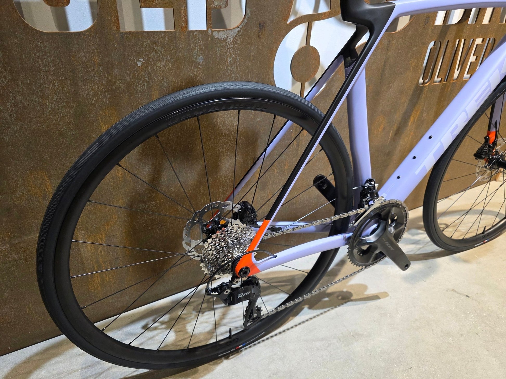 Rennrad von Trek, TREK MADONE SL 5 GEN 8 / MATTE LAVENDER HAZE / L vor USEDBIKES - OB.DE Hintergrund