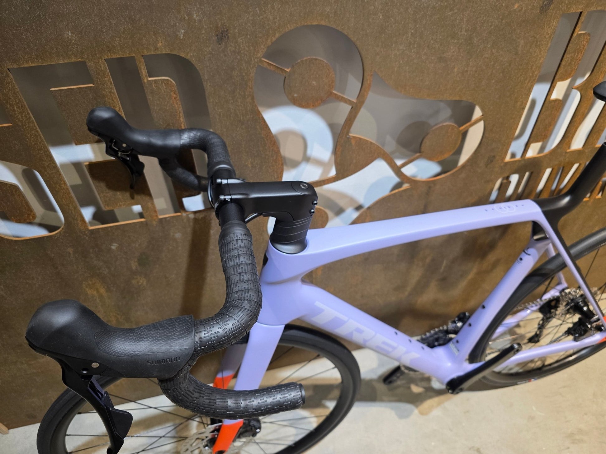 Rennrad von Trek, TREK MADONE SL 5 GEN 8 / MATTE LAVENDER HAZE / L vor USEDBIKES - OB.DE Hintergrund