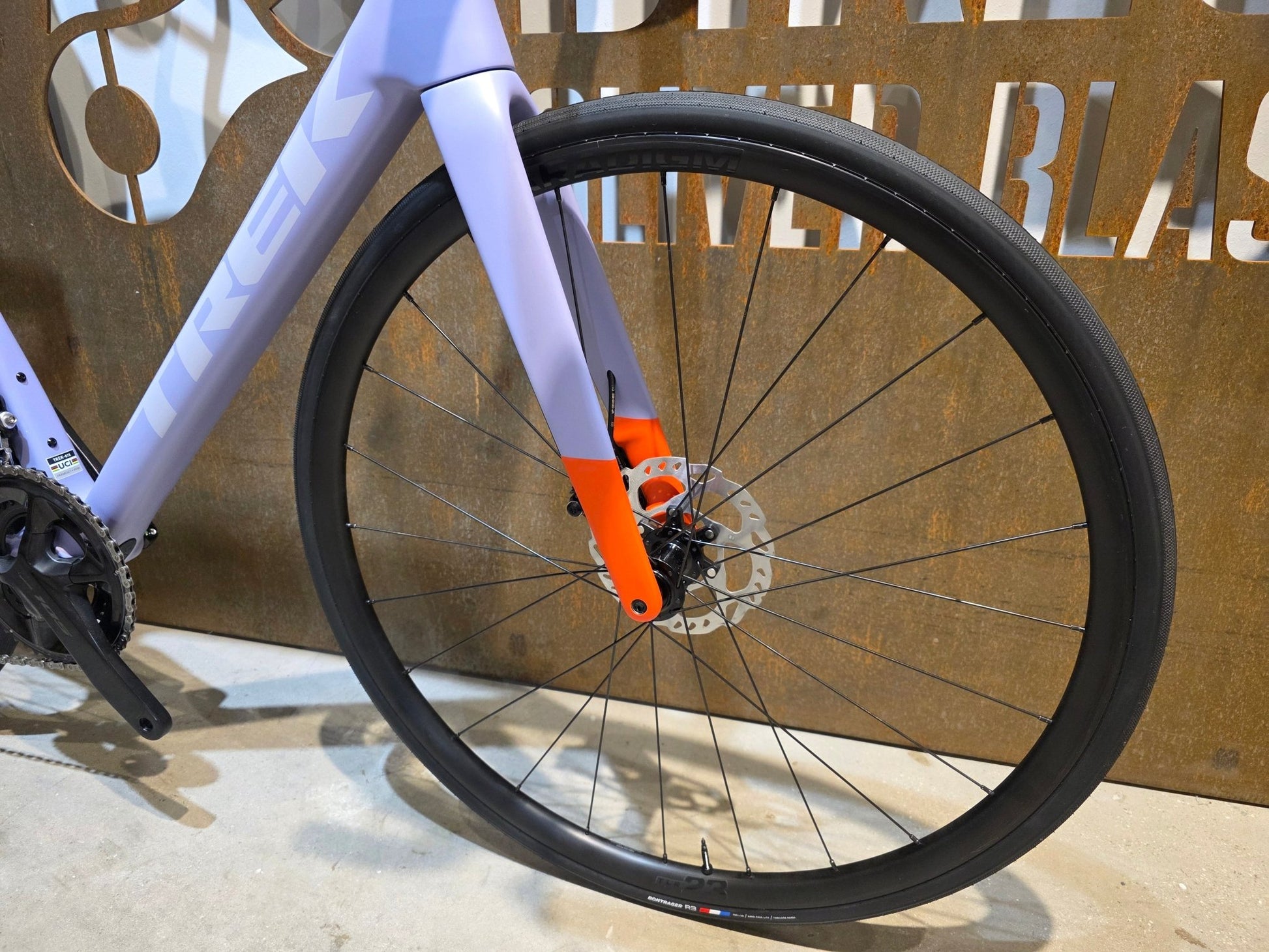 Rennrad von Trek, TREK MADONE SL 5 GEN 8 / MATTE LAVENDER HAZE / L vor USEDBIKES - OB.DE Hintergrund