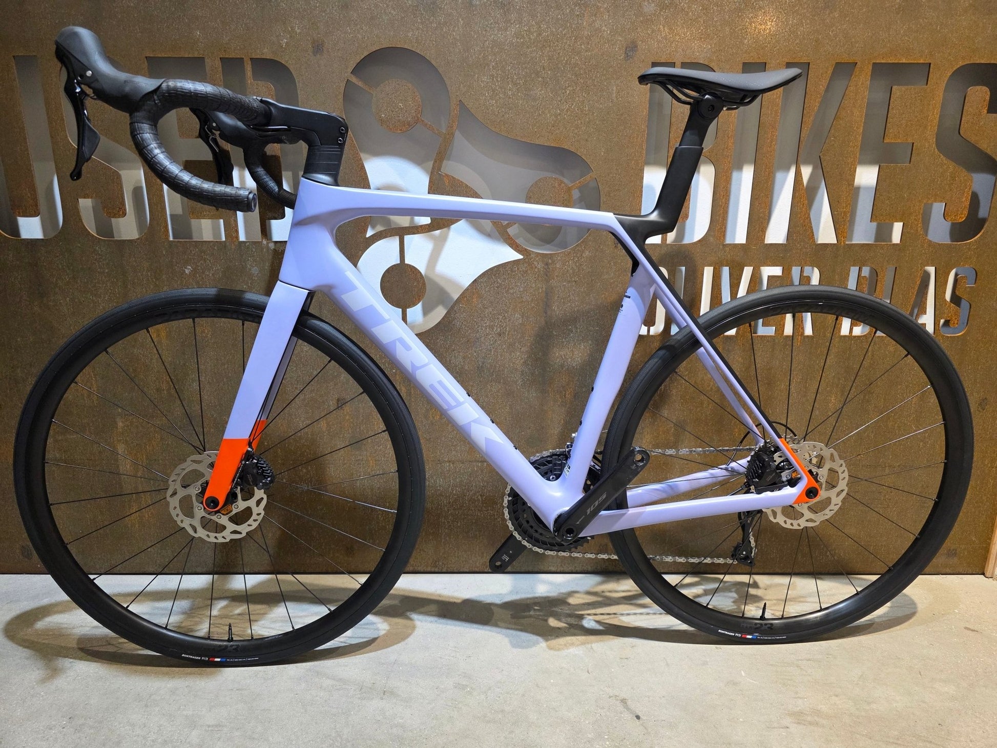 Rennrad von Trek, TREK MADONE SL 5 GEN 8 / MATTE LAVENDER HAZE / L vor USEDBIKES - OB.DE Hintergrund