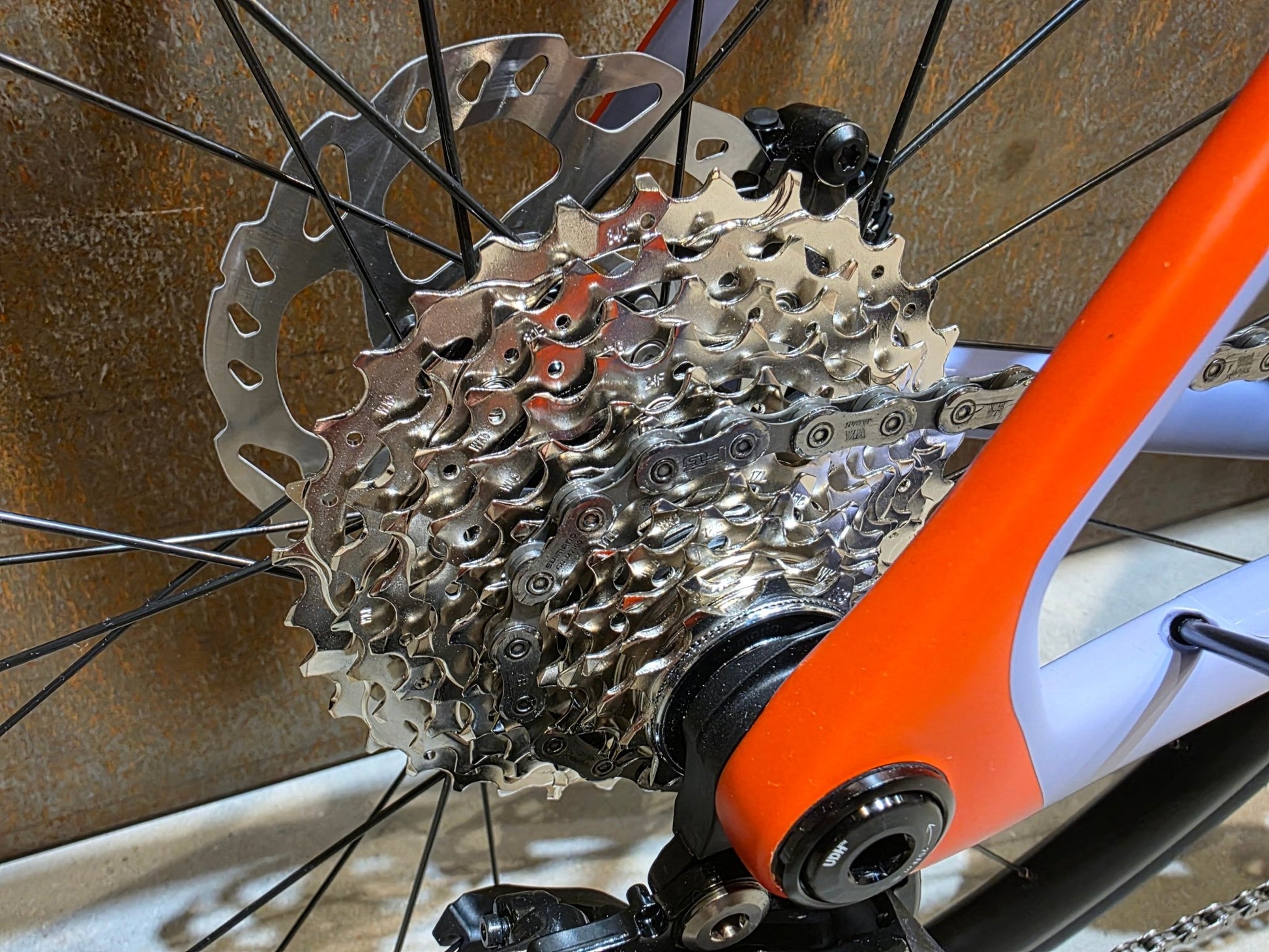 Rennrad von Trek, TREK MADONE SL 5 GEN 8 / MATTE LAVENDER HAZE / L vor USEDBIKES - OB.DE Hintergrund